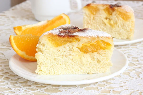 Повітряний торт з апельсинами та цукром — стокове фото
