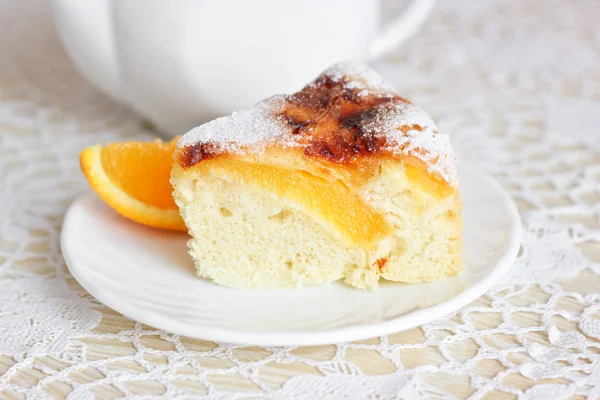 Air cake with oranges and sugar — Stock Photo, Image