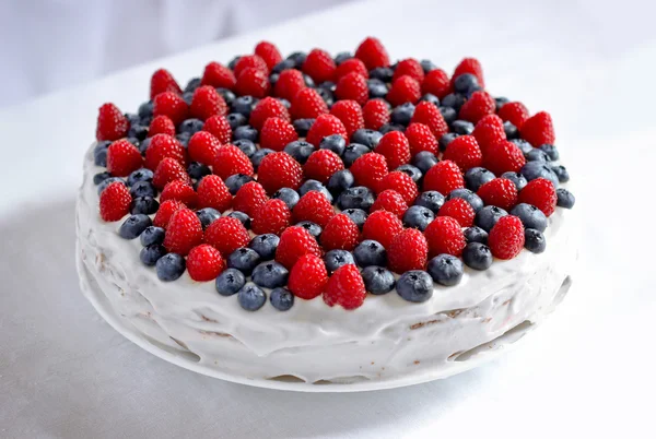 Creamy sweet cake with chocolate and cream — Stock Photo, Image