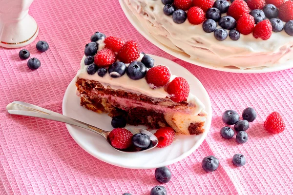 Bolo doce cremoso com chocolate e creme — Fotografia de Stock