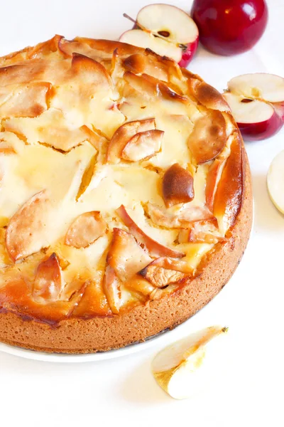 Вкусный свежий яблочный пирог на столе — стоковое фото