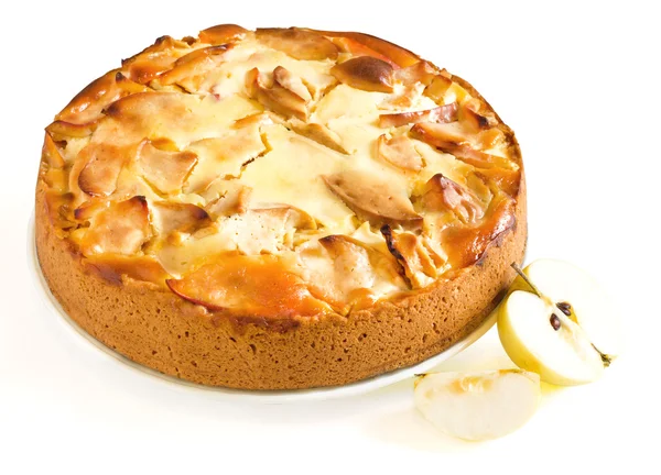 Вкусный свежий яблочный пирог на белом фоне — стоковое фото