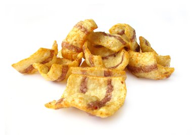 Beyaz arka planda izole patates cipsi