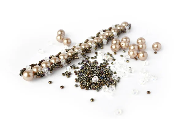 Bracelet en perles brunes outils de perlage isolés sur fond blanc — Photo