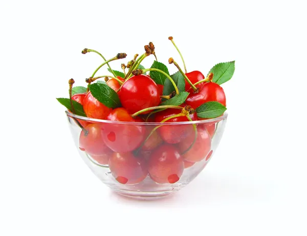 Cerises dans un bol en verre isolé sur fond blanc — Photo