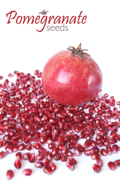 Pimegranate と白い背景で隔離の種子 — ストック写真