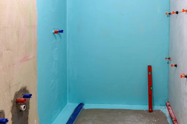 Duş kabininde su geçirmez duvar. Tadilat yapılan bir banyo.