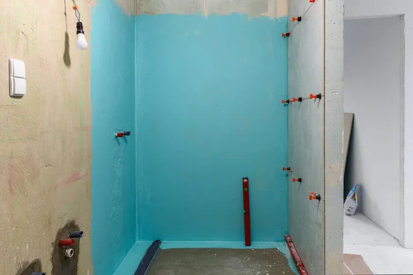 Duş kabininde su geçirmez duvar. Tadilat yapılan bir banyo.