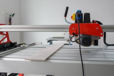 Seramik fayanslar için kesme makinesi. Tadilat sırasında bir daire..