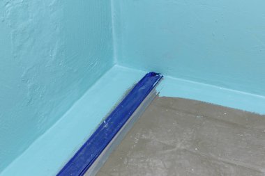Duş döşemesi gideri ve duvarlara su geçirmez. Banyo yenileme.