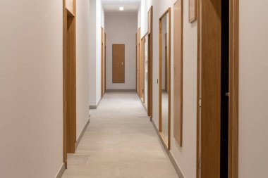 Gdansk, Polonya - 22 Ağustos 2021: Modern mimari, iç mimari, yeni apartmanın uzun koridoru ve kapıları