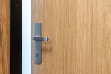 Yeni apartmanın kapı girişi.