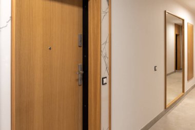 Modern apartmanın kapısı. Mimari çağdaş