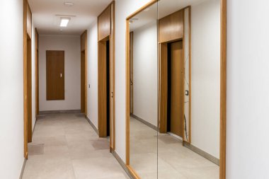 Gdansk, Polonya - 22 Ağustos 2021: Modern apartmanın içi. Mimari çağdaş
