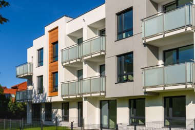 Gdansk, Polonya - 22 Ağustos 2021: Balkonlu modern apartman bloğu