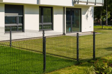 Banliyöde bahçeleri olan modern bir apartman.