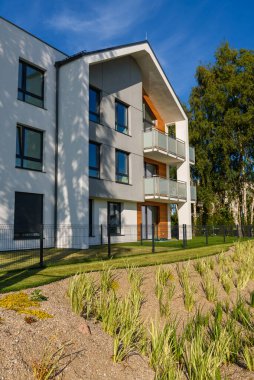 Gdansk, Polonya - 22 Ağustos 2021: Balkonlu modern apartman bloğu