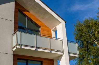 Mavi gökyüzüne karşı balkonlu modern apartman..