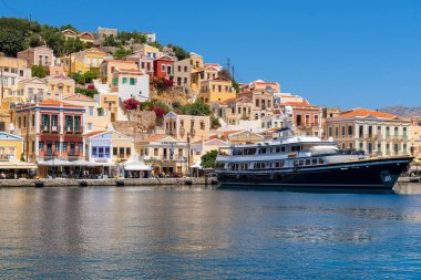 SYMI, GREECE - 15 Mayıs 2018: Symi adasındaki Hillside renkli evler. Yunanistan