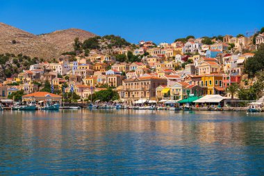 Symi, muhteşem renkli mimarisi olan Yunan adası. Rıhtım manzarası.