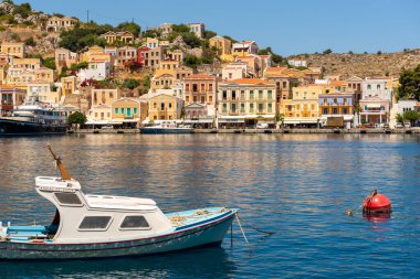 SYMI, GREECE - 15 Mayıs 2018: Güzel tarihi mimarisi olan Symi Körfezi. Yunanistan