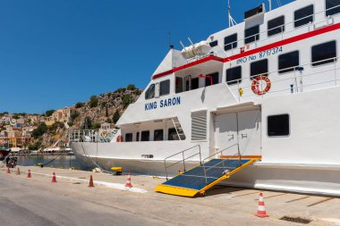 SYMI, GREECE - 15 Mayıs 2018: Yaz mevsimi boyunca Symi Adası limanında feribot