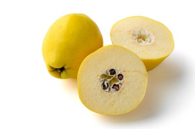 Beyaz arkaplanda izole edilmiş taze ayva meyveleri