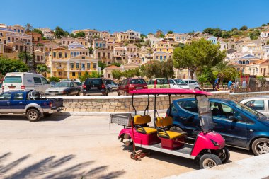 SYMI, GREECE - 15 Mayıs 2018: Suriye 'deki tepenin manzarası ve evleri. Yunanistan