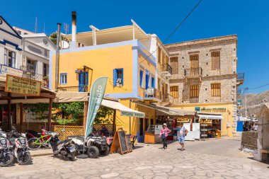 SYMI, GREECE - 15 Mayıs 2018: Symi Adası 'nın güzel mimarisine sahip sokak. Yunanistan