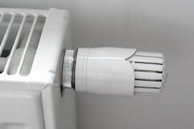 Isı düğmeli ısıtma radyatörü, regülatör yakın çekim