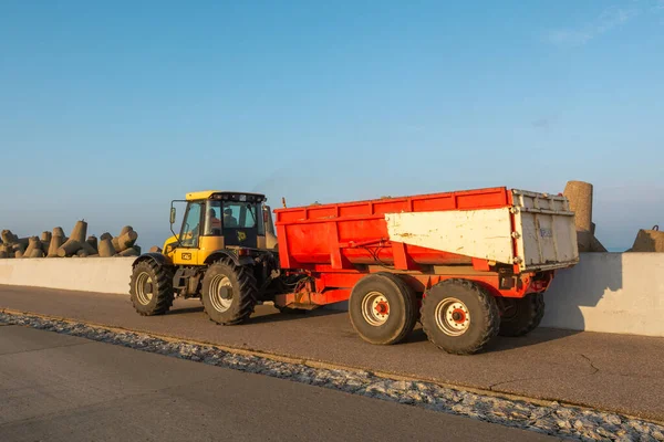 Władysławowo Polska Stycznia 2017 Ciągnik Jcb Fastrac Przyczepą Podczas Pracy — Zdjęcie stockowe