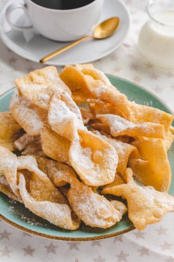 Faworki, Chrusty, Angel Wings, Karnaval zamanı için yapılan geleneksel Polonya usulü gevrek hamur işleri..