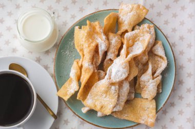 Faworki, Chrusty, Angel Wings, Karnaval zamanı için yapılan geleneksel Polonya usulü gevrek hamur işleri..