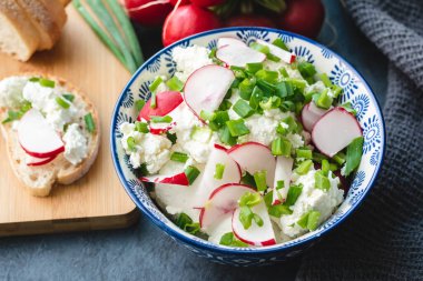 Süzme peynir, taze soğan ve turp. Hafif besleyici kahvaltı