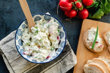 Frenk soğanlı ve turplu süzme peynir. Hafif besleyici kahvaltı