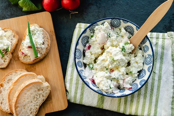 Cottage Con Erba Cipollina Ravanello Colazione Nutriente Leggera — Foto Stock