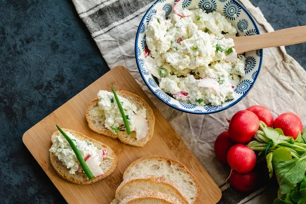 Frenk soğanlı ve turplu süzme peynir. Hafif besleyici kahvaltı