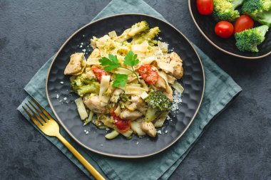 Tavuk, brokoli ve vişneli domatesli Tagliatelle makarnası.