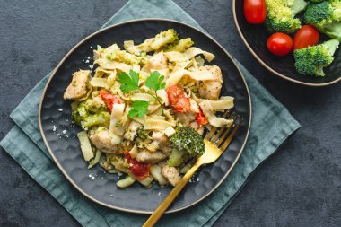 Tavuk, brokoli ve vişneli domatesli Tagliatelle makarnası.