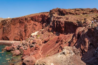 Santorini, Yunanistan - 16 Eylül 2020: Santorini, Santorini adasının Akrotiri bölgesinde yer alan en ünlü ve en görkemli plaj. Yunanistan