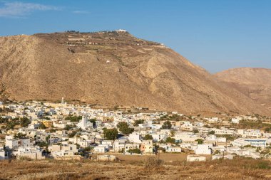 Emporio, Santorini 'nin en büyük köyü, Profitis Ilias Dağı' nın eteğinde, adanın güney kesiminde yer alır. Cyclades, Yunanistan