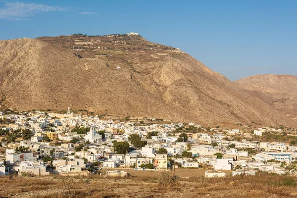 Emporio, Santorini 'nin en büyük köyü, Profitis Ilias Dağı' nın eteğinde, adanın güney kesiminde yer alır. Cyclades, Yunanistan