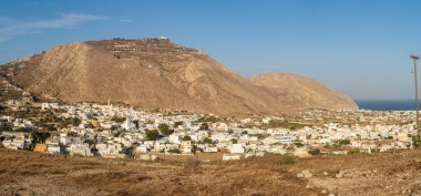 Emporio, Santorini 'nin en büyük köyü, Profitis Ilias Dağı' nın eteğinde, adanın güney kesiminde yer alır. Cyclades, Yunanistan