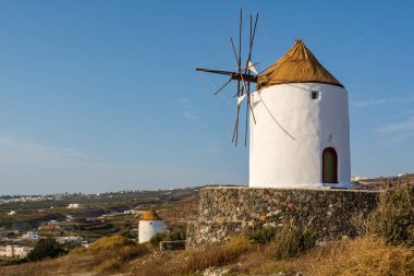 Santorini Emporio köyündeki eski yel değirmeni. Cyclades Adaları, Yunanistan