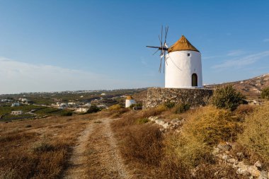 Santorini Emporio köyündeki eski yel değirmeni. Cyclades Adaları, Yunanistan