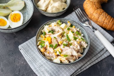 Yumurtalı, soğanlı ve mayonezli alabalık ezmesi.