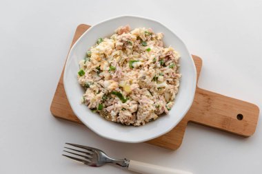 Pirinç, ton balığı, yumurta, salatalık turşusu ve soğanlı salata..