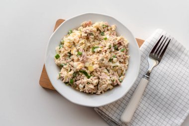 Pirinç, ton balığı, yumurta, salatalık turşusu ve soğanlı salata..