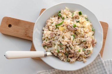 Pirinç, ton balığı, yumurta, salatalık turşusu ve soğanlı salata..