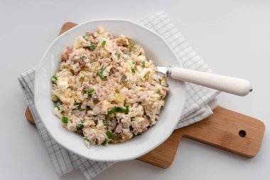 Pirinç, ton balığı, yumurta, salatalık turşusu ve soğanlı salata..